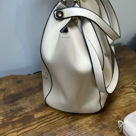 Marc New York Andrew Marc Beige Flower Cut Out Hobo Bag Purse Gold Hardware - Picture 8 of 15